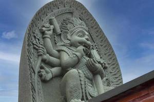 estátua nas escadas no templo chinês. foco seletivo foto