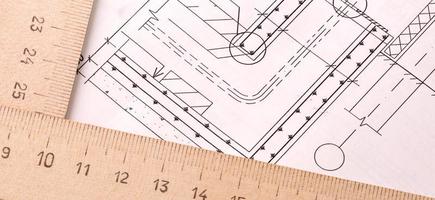 projeto arquitetônico, papel de desenho e régua de madeira em uma mesa de perto foto