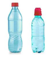 feche as garrafas de água com gás verde. isolado no fundo branco foto