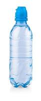 garrafa de plástico de água ainda saudável isolada no fundo branco foto