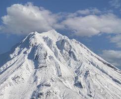 pico nevado do vulcão vilyuchinsky na península de kamchatka foto