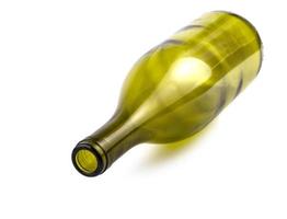 garrafa vazia de vinho isolada em um fundo branco foto