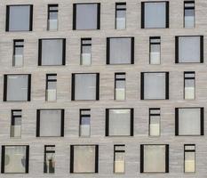 janelas em um prédio de apartamentos como uma textura foto