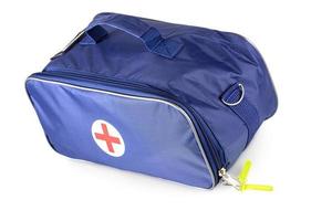 bolsa médica azul com cruz vermelha isolada no branco foto
