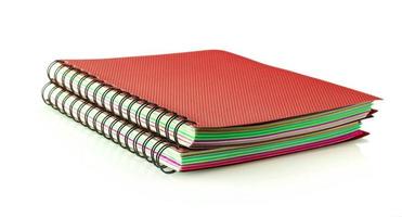 dois cadernos espirais de diário vermelho isolados no fundo branco foto