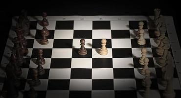 peças de xadrez em um tabuleiro de xadrez. o conceito de jogar e ganhar um torneio de xadrez foto