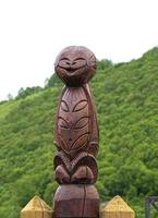 estátua de ídolo de madeira de koryak na península de kamchatka foto