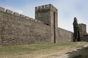 parede de pedra da antiga fortaleza restaurada de smederevo, sérvia foto