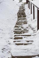 escada na neve no parque de inverno foto