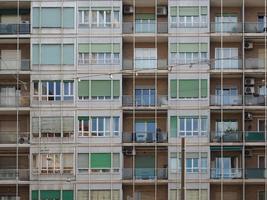 arquitetura moderna na rua via marconi em bolonha foto