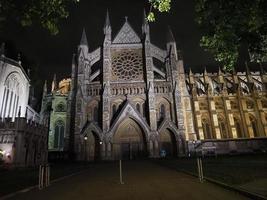 igreja da abadia de westminster à noite em londres foto