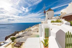 arquitetura branca na ilha de santorini, grécia. bela paisagem de verão, vista para o mar. vila de oia, cenário incrível e clima de férias, conceito de férias maravilhoso. fundo idílico de viagem foto