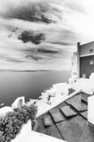 processo de santorini grécia em preto e branco dramático. bela imagem artística da arquitetura branca de santorini como bela paisagem de viagem. foto