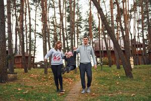 casal se divertindo ao ar livre foto