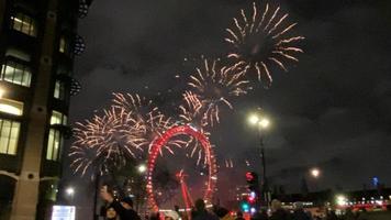 uma visão dos fogos de artifício da véspera de ano novo em londres foto