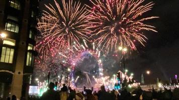 uma visão dos fogos de artifício da véspera de ano novo em londres foto