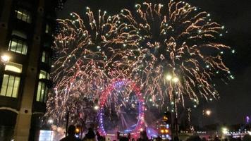 uma visão dos fogos de artifício da véspera de ano novo em londres foto