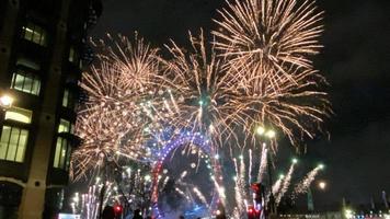 uma visão dos fogos de artifício da véspera de ano novo em londres foto