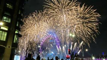 uma visão dos fogos de artifício da véspera de ano novo em londres foto