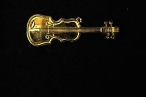 miniatura de violino de ouro foto