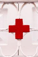 símbolo médico da cruz vermelha foto