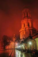 vista de kiev pechersk lavra, à noite foto