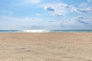 paisagem de praia mínima, litoral. closeup de areia na praia e céu azul de verão. fundo de natureza de verão com espaço de cópia foto
