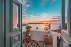 incrível vista noturna de fira, caldeira, vulcão de santorini, grécia com navios de cruzeiro ao pôr do sol. céu dramático nublado. cenário de férias de verão tranquilo e inspirador, bela vista para o mar foto