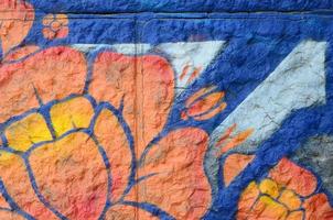 fragmento de desenhos de grafite. a velha parede decorada com manchas de tinta no estilo da cultura da arte de rua. flor de laranjeira foto