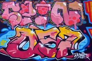 belo grafite de arte de rua. cor abstrata desenho criativo cores da moda nas paredes da cidade. cultura urbana contemporânea. pintura de título nas paredes. protesto da juventude cultural