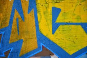 belo grafite de arte de rua. cor abstrata desenho criativo cores da moda nas paredes da cidade. cultura urbana contemporânea. pintura de título nas paredes. protesto da juventude cultural