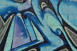 belo grafite de arte de rua. cor abstrata desenho criativo cores da moda nas paredes da cidade. cultura urbana contemporânea. pintura de título nas paredes. protesto da juventude cultural foto