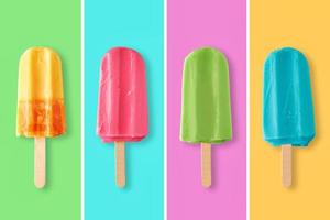 sorvete congelado colorido na cor de fundo foto