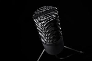 microfone de estúdio em fundo escuro foto