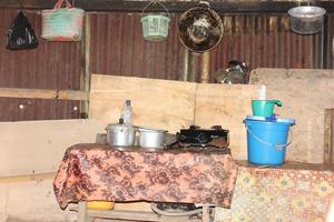 foto de uma atmosfera em uma sala que parece antiquada e alguns equipamentos de cozinha antigos.