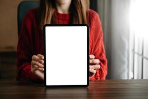 foto recortada da mão feminina escrevendo no caderno em branco com lápis na mesa de escritório com tablet de traçado de recorte