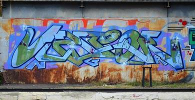 alguns elementos de um padrão de graffiti grande e composto na parede, feito com cores diferentes de tintas aerossóis foto