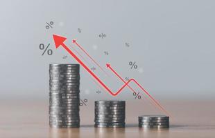 pilhas de moedas e gráficos mostrando um aumento, conceito de inflação consistentemente mais alto, crise financeira afetando pessoas em todo o mundo, problemas cambiais que afetam o preço dos bens que aumentam foto