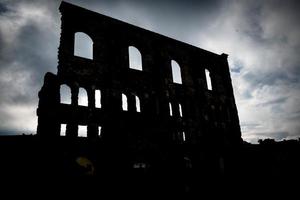 os restos do belo teatro romano de aosta, durante um dia de inverno em dezembro de 2022 foto