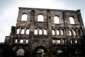 os restos do belo teatro romano de aosta, durante um dia de inverno em dezembro de 2022 foto