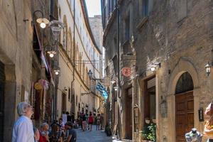 volterra, itália, 8 de agosto de 2020, pessoas passeando em volterra durante um dia ensolarado. foto