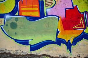 imagem de fundo com elementos de graffiti. textura da parede, pintada em cores diferentes no estilo grafite. conceito de cultura de rua, entretenimento juvenil e hooliganismo ilegal foto
