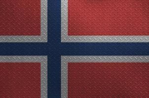 bandeira da noruega retratada em cores de tinta na velha placa de metal escovado ou closeup de parede. banner texturizado em fundo áspero foto