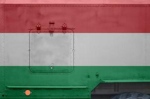 Bandeira da Hungria retratada na parte lateral do caminhão blindado militar closeup. fundo conceitual das forças do exército foto
