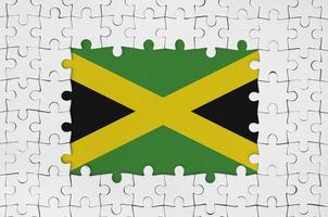 bandeira da jamaica no quadro de peças de quebra-cabeça branco com falta de parte central foto