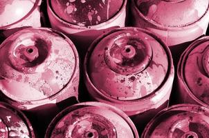 muitos tanques de metal usados com tinta para desenhar imagem de grafite tonificada em viva magenta, cor do ano 2023 foto
