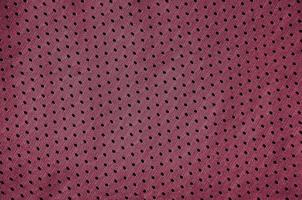 fundo de textura de tecido de roupas esportivas. vista superior da superfície têxtil de pano. imagem tonalizada em viva magenta, cor do ano 2023 foto