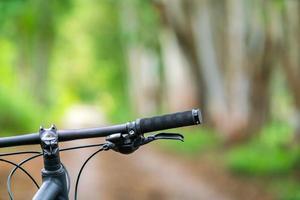 viagem de bicicleta de montanha com bela estrada de transporte rural em fundo de floresta natural para viajar e relaxar foto