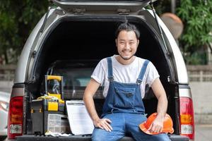 conceito de motor de carro consertado, reparado e reparado com engenheiro mecânico especial consertado e carro de manutenção em sua garagem foto