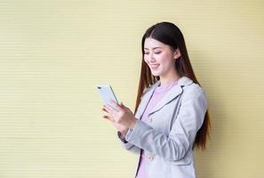 sucesso e garota de negócios feliz usam telefone para bate-papo e mensagem com empresário como conceito profissional de mulher trabalhadora foto